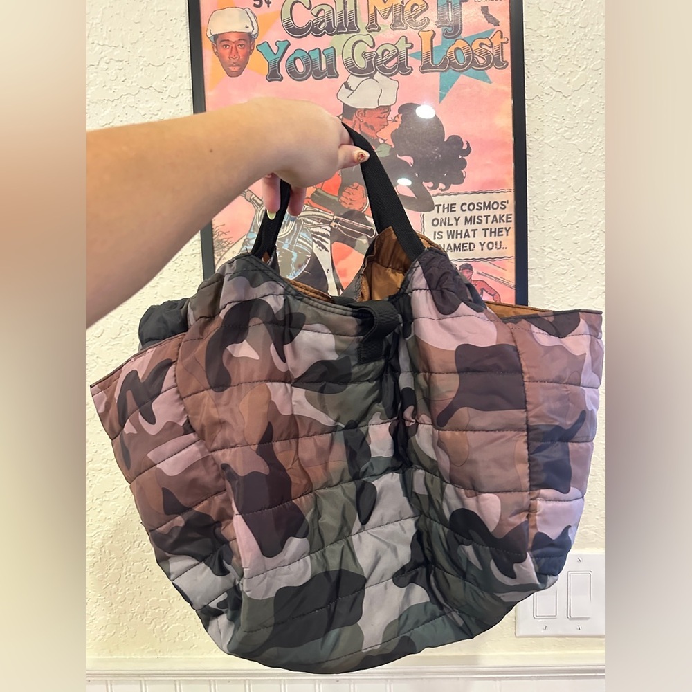 Uline Camo Reversible Quilted Puffer Bag